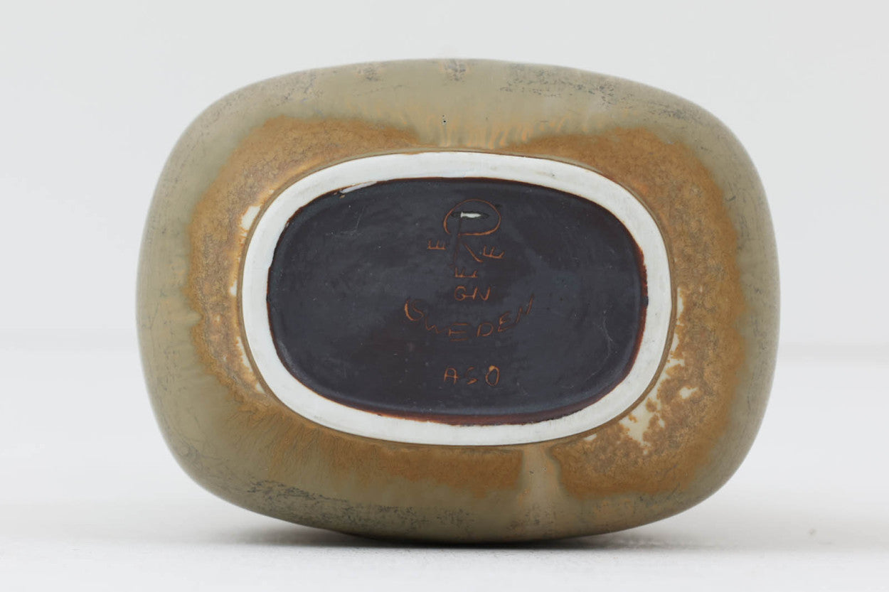 フィンランド人で彫刻家の父と、デンマーク人で陶芸家の母の元に育つGunnarNylundはデンマークで建築を学んだ後、Bing&amp;amp;Grondahl窯、スウェーデンRorstrand窯に就業し、多くの作品を生み出しています。彼の作品は独特な流線型と釉薬が特徴で世界中で重宝されています。