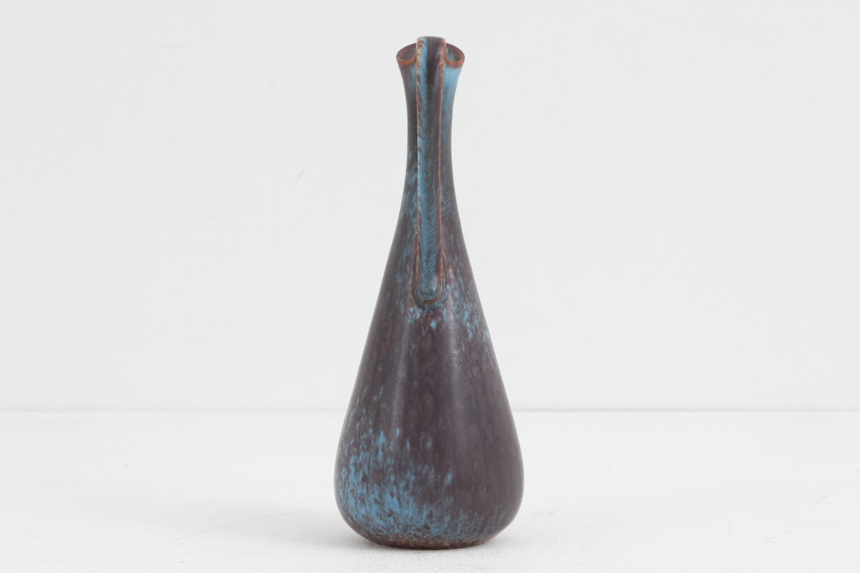 フィンランド人で彫刻家の父と、デンマーク人で陶芸家の母の元に育つGunnarNylundはデンマークで建築を学んだ後、Bing&amp;Grondahl窯、スウェーデンRorstrand窯に就業し、多くの作品を生み出しています。彼の作品は独特な流線型と釉薬が特徴で世界中で重宝されています。