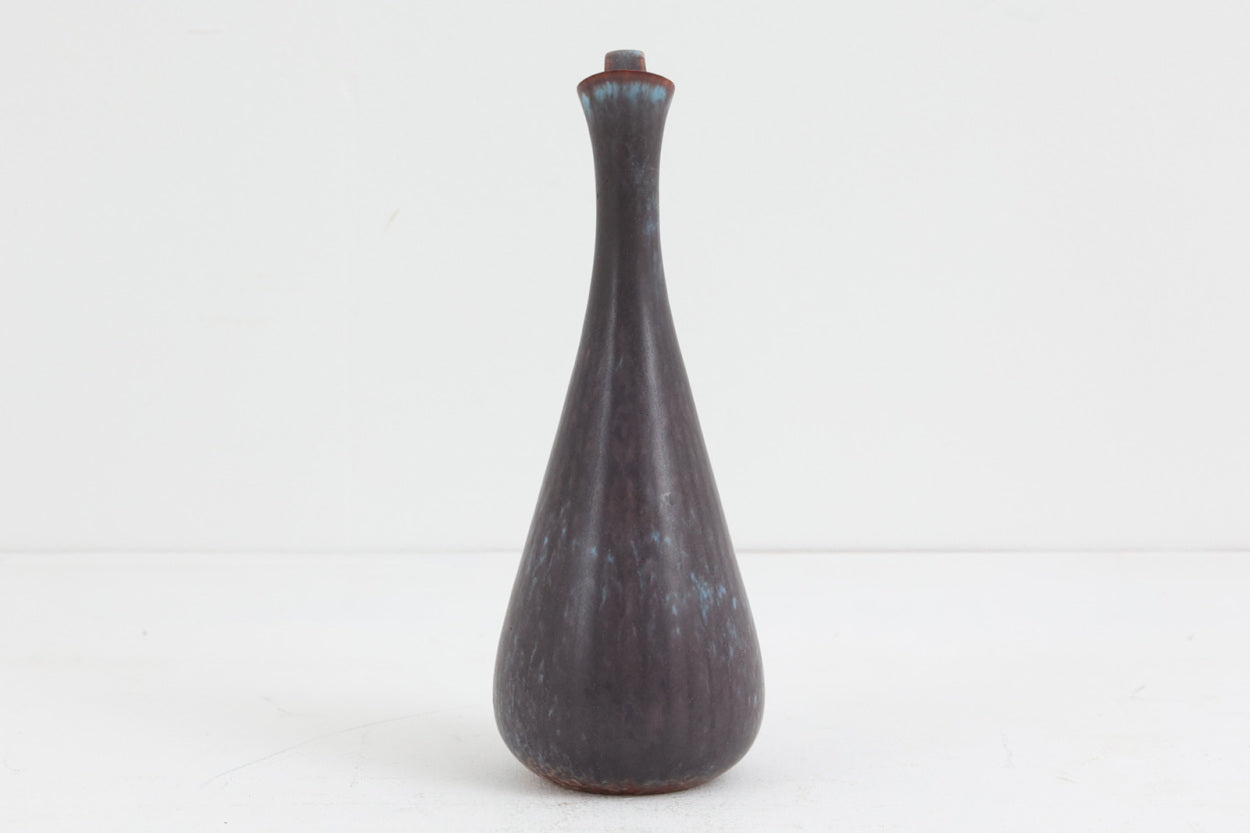 フィンランド人で彫刻家の父と、デンマーク人で陶芸家の母の元に育つGunnarNylundはデンマークで建築を学んだ後、Bing&amp;amp;Grondahl窯、スウェーデンRorstrand窯に就業し、多くの作品を生み出しています。彼の作品は独特な流線型と釉薬が特徴で世界中で重宝されています。