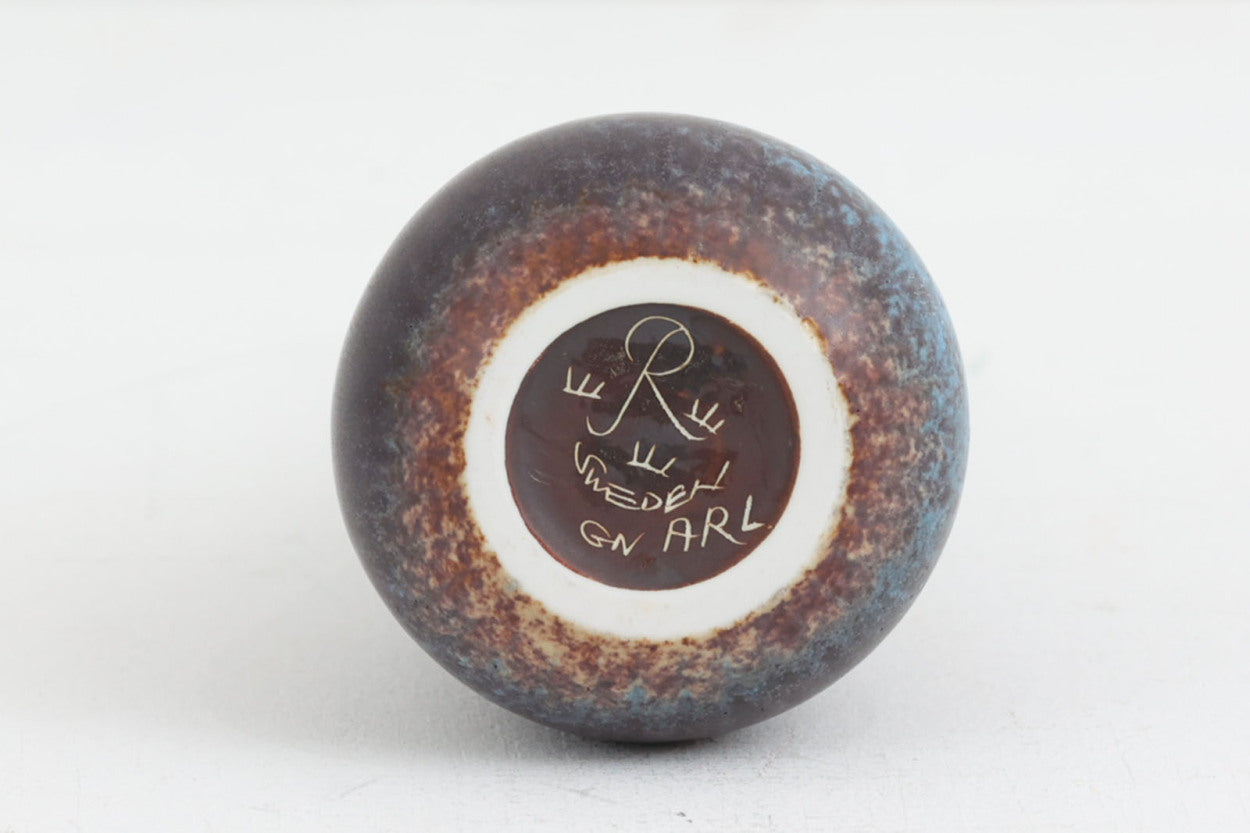 フィンランド人で彫刻家の父と、デンマーク人で陶芸家の母の元に育つGunnarNylundはデンマークで建築を学んだ後、Bing&amp;amp;Grondahl窯、スウェーデンRorstrand窯に就業し、多くの作品を生み出しています。彼の作品は独特な流線型と釉薬が特徴で世界中で重宝されています。