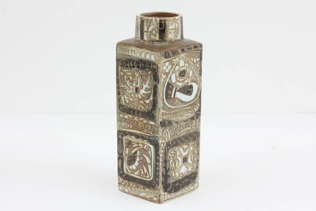 ロイヤルコペンハーゲン社製、BACAシリーズのフラワーベースです。