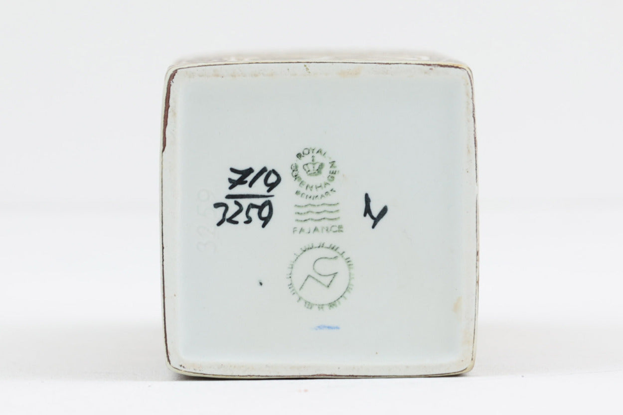 ロイヤルコペンハーゲン社製、BACAシリーズのフラワーベースです。