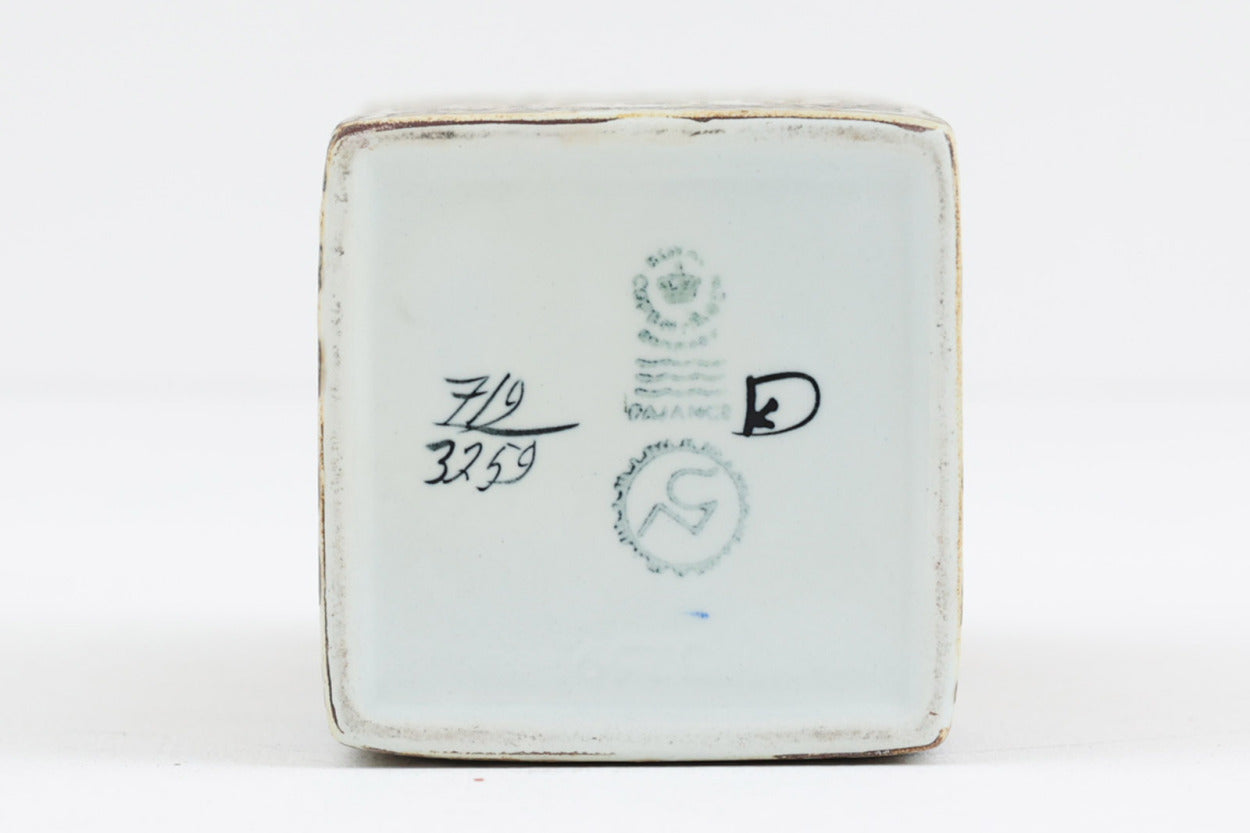 ロイヤルコペンハーゲン社製、BACAシリーズのフラワーベースです。