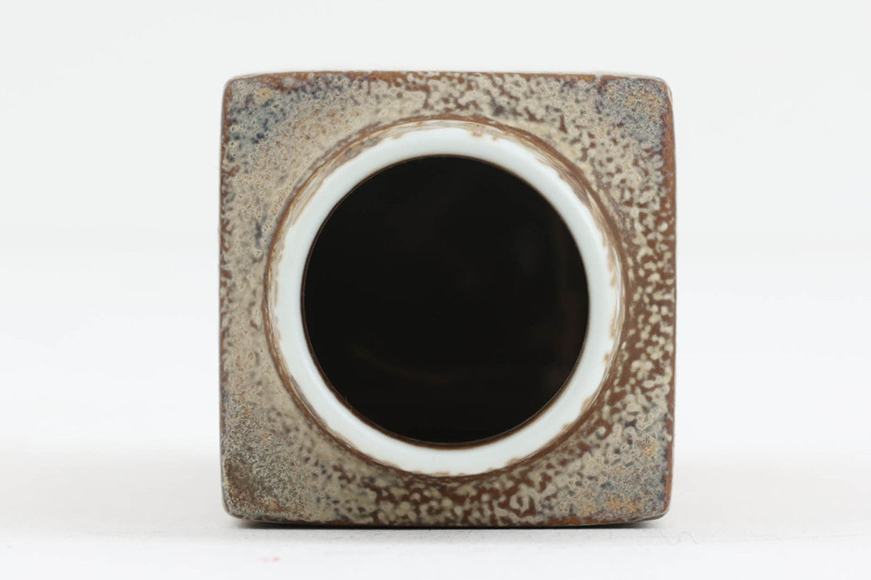 ロイヤルコペンハーゲン社製、NilsThorssonに絵付けされたBACAのフラワーベースです。小ぶりなので玄関先など小さなスペースにもおすすめです。一輪挿しとしてもちょうどよい大きさです。