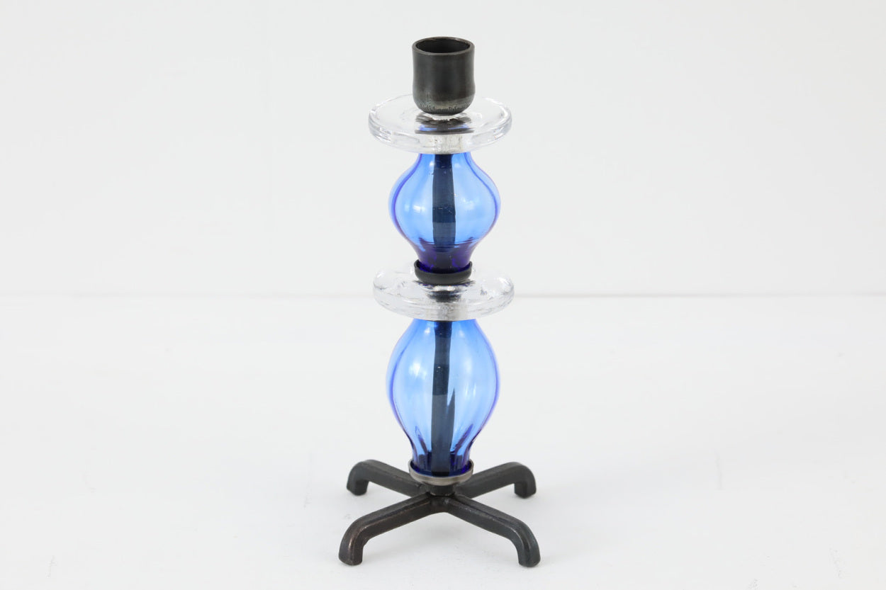 ErikHoglundのキャンドルホルダーです。ブルーガラスが非常に美しいお品で人気のデザインです。