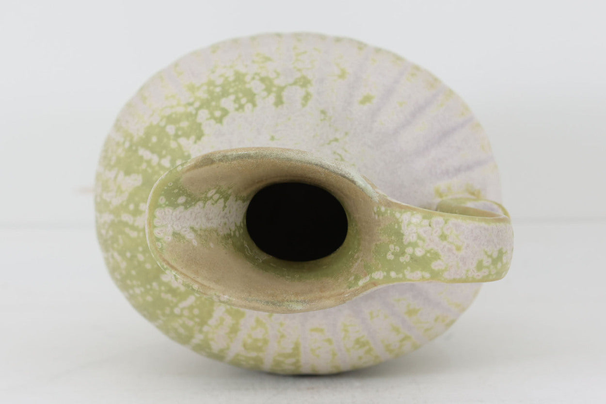 フィンランド人で彫刻家の父と、デンマーク人で陶芸家の母の元に育つGunnarNylundはデンマークで建築を学んだ後、Bing&amp;amp;Grondahl窯、スウェーデンRorstrand窯に就業し、多くの作品を生み出しています。彼の作品は独特な流線型と釉薬が特徴で世界中で重宝されています。