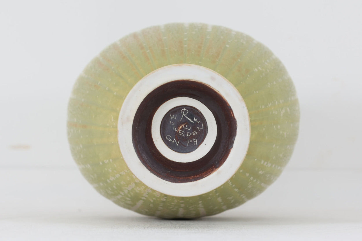 フィンランド人で彫刻家の父と、デンマーク人で陶芸家の母の元に育つGunnarNylundはデンマークで建築を学んだ後、Bing&amp;amp;Grondahl窯、スウェーデンRorstrand窯に就業し、多くの作品を生み出しています。彼の作品は独特な流線型と釉薬が特徴で世界中で重宝されています。