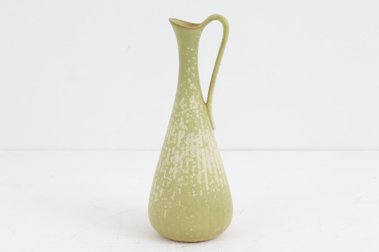 フィンランド人で彫刻家の父と、デンマーク人で陶芸家の母の元に育つGunnarNylundはデンマークで建築を学んだ後、Bing&amp;Grondahl窯、スウェーデンRorstrand窯に就業し、多くの作品を生み出しています。彼の作品は独特な流線型と釉薬が特徴で世界中で重宝されています。