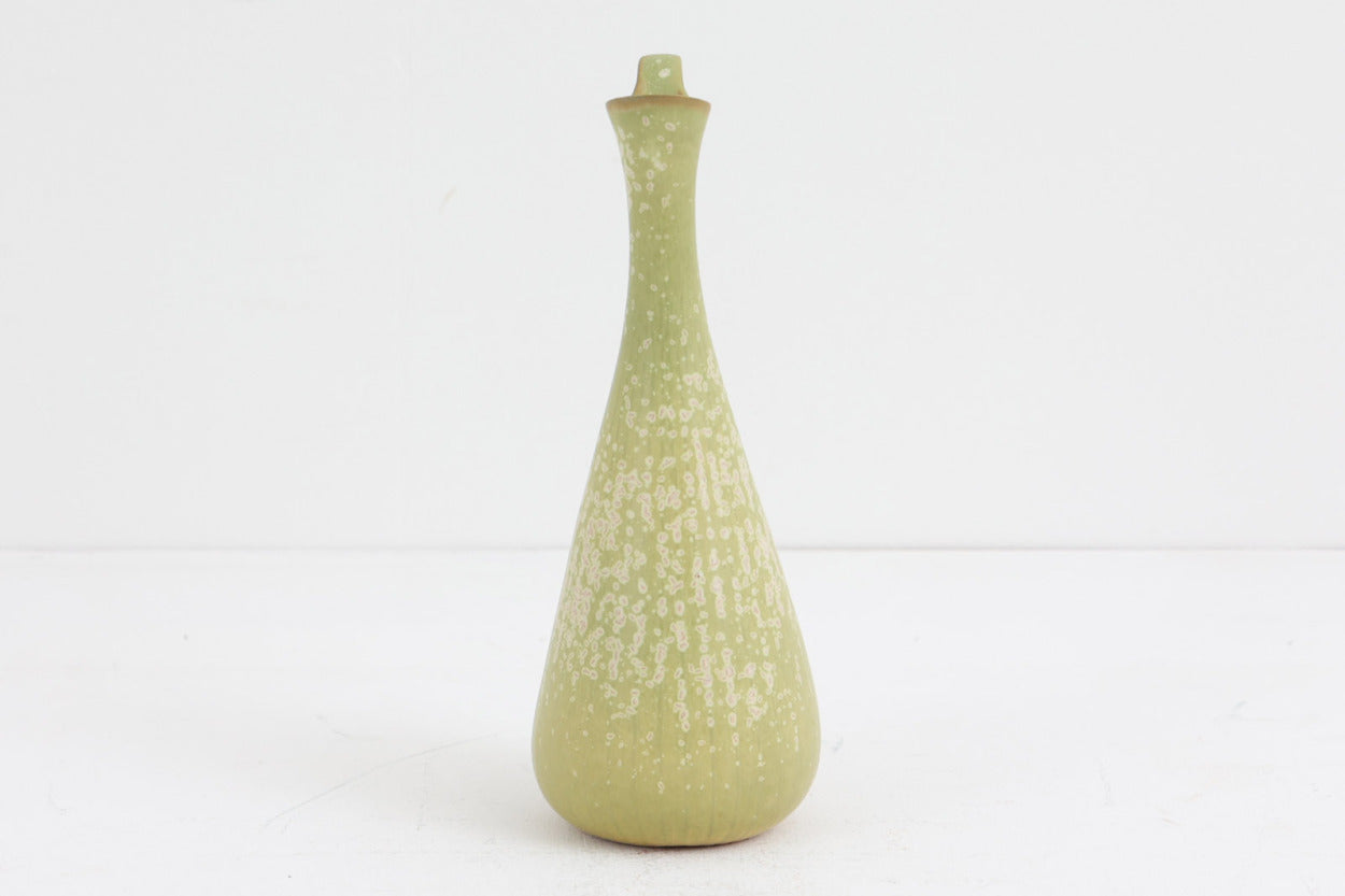 フィンランド人で彫刻家の父と、デンマーク人で陶芸家の母の元に育つGunnarNylundはデンマークで建築を学んだ後、Bing&amp;amp;Grondahl窯、スウェーデンRorstrand窯に就業し、多くの作品を生み出しています。彼の作品は独特な流線型と釉薬が特徴で世界中で重宝されています。