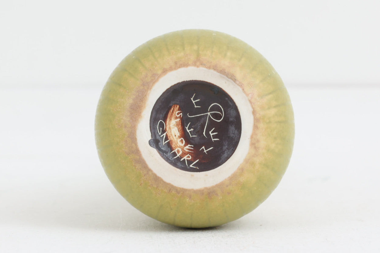 フィンランド人で彫刻家の父と、デンマーク人で陶芸家の母の元に育つGunnarNylundはデンマークで建築を学んだ後、Bing&amp;amp;Grondahl窯、スウェーデンRorstrand窯に就業し、多くの作品を生み出しています。彼の作品は独特な流線型と釉薬が特徴で世界中で重宝されています。