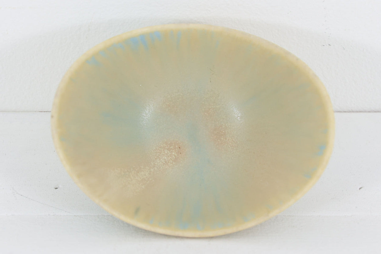 フィンランド人で彫刻家の父と、デンマーク人で陶芸家の母の元に育つGunnarNylundはデンマークで建築を学んだ後、Bing&amp;amp;Grondahl窯、スウェーデンRorstrand窯に就業し、多くの作品を生み出しています。彼の作品は独特な流線型と釉薬が特徴で世界中で重宝されています。AROボウルは彼の最も代表的な作品で、その緩やかな美しいカーブが特徴です。また、さまざまな表情をみせる釉薬がコレクターにも人気がある理由です。