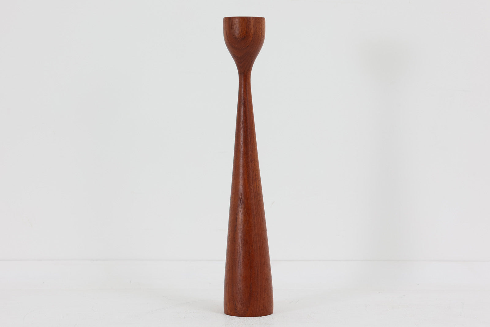 チーク無垢材のキャンドルホルダーです。シルエットが非常に美しいお品です。