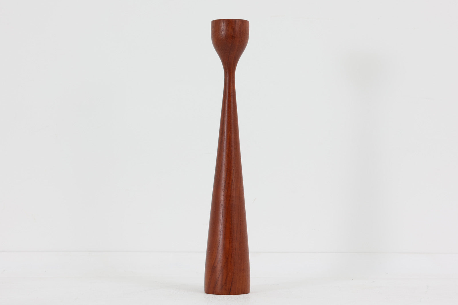 チーク無垢材のキャンドルホルダーです。シルエットが非常に美しいお品です。
