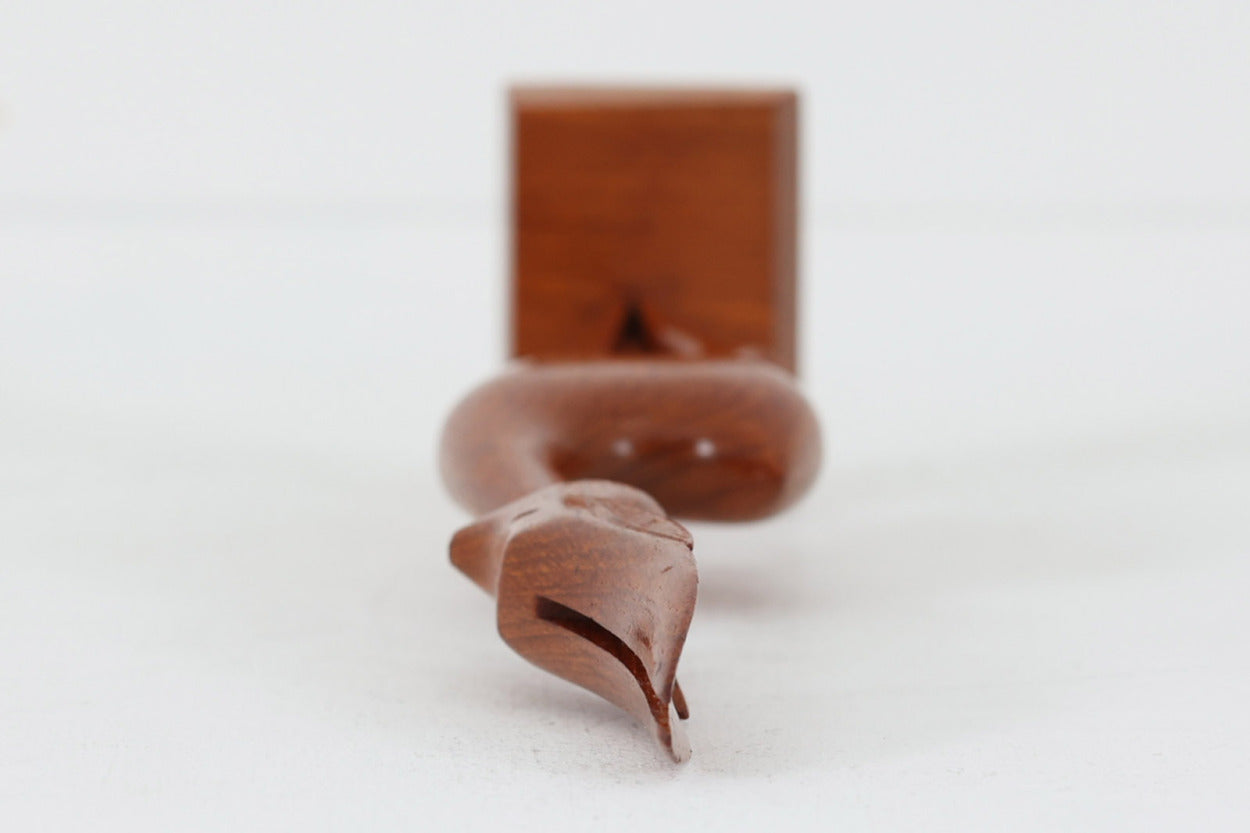 北欧より買い付けたチーク材のオブジェです。北欧では60年代頃にこういったアートピースがTVオブジェ（TVの台に置く置物）として非常に人気がありました。その中でも鳥などをモチーフにした多くの芸術製品が現在にも残っています。現在ではタイ国などで製造された似たような製品も北欧で出回っていますが、こちらは当時オリジナル品です。