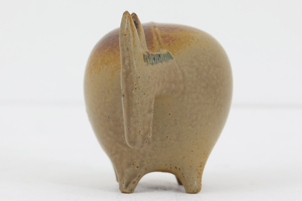 LisalarsonSTORAZOO、動物シリーズのAsnaです。ロバがモチーフですが、とても愛らしい作品になっています。