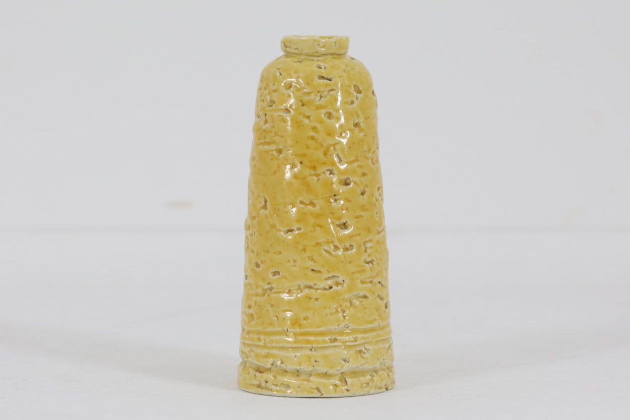 フィンランド人で彫刻家の父と、デンマーク人で陶芸家の母の元に育つGunnarNylundはデンマークで建築を学んだ後、Bing&amp;Grondahl窯、スウェーデンRorstrand窯に就業し、多くの作品を生み出しています。彼の作品は独特な流線型と釉薬が特徴で世界中で重宝されています。