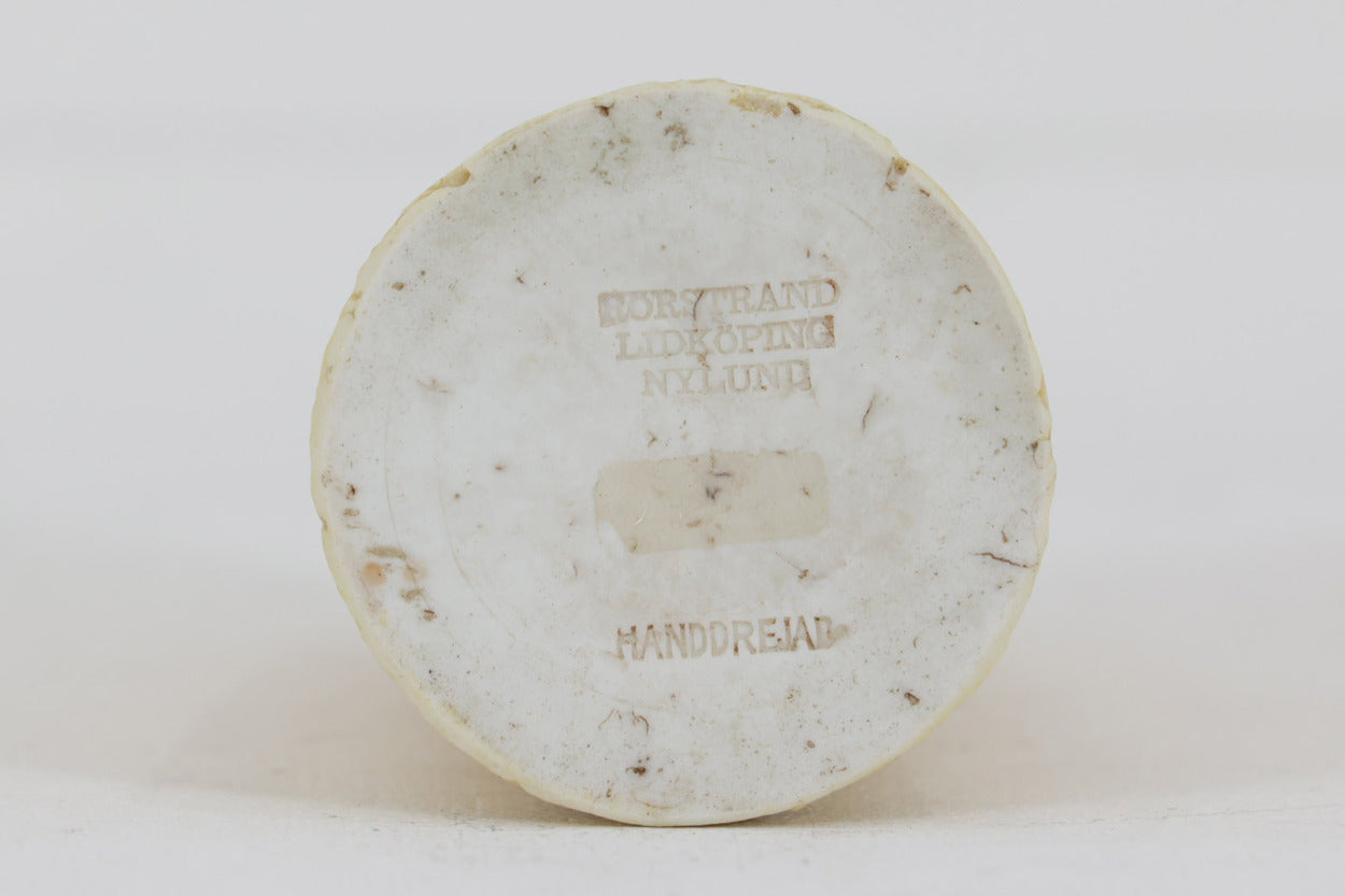 フィンランド人で彫刻家の父と、デンマーク人で陶芸家の母の元に育つGunnarNylundはデンマークで建築を学んだ後、Bing&amp;amp;Grondahl窯、スウェーデンRorstrand窯に就業し、多くの作品を生み出しています。彼の作品は独特な流線型と釉薬が特徴で世界中で重宝されています。