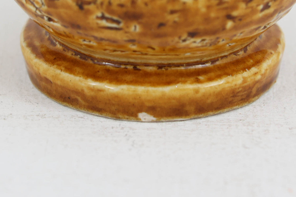 フィンランド人で彫刻家の父と、デンマーク人で陶芸家の母の元に育つGunnarNylundはデンマークで建築を学んだ後、Bing&amp;amp;Grondahl窯、スウェーデンRorstrand窯に就業し、多くの作品を生み出しています。彼の作品は独特な流線型と釉薬が特徴で世界中で重宝されています。