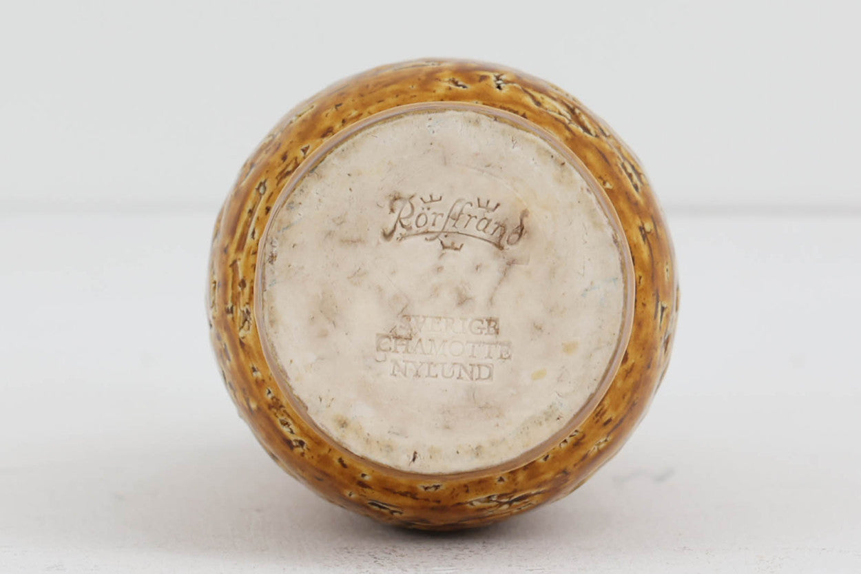 フィンランド人で彫刻家の父と、デンマーク人で陶芸家の母の元に育つGunnarNylundはデンマークで建築を学んだ後、Bing&amp;amp;Grondahl窯、スウェーデンRorstrand窯に就業し、多くの作品を生み出しています。彼の作品は独特な流線型と釉薬が特徴で世界中で重宝されています。