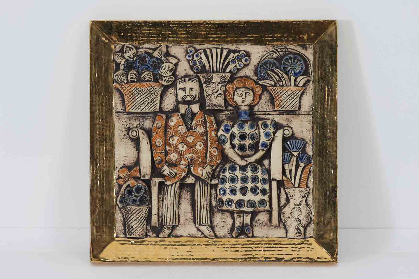 LisaLarsonのVAGGPLATTORシリーズの陶板です。7種類の形状大きさ様々なデザインからなる陶板シリーズでどれもすべて非常にレアな作品です。こちらは非常に大きく豪華な陶板、シリーズの中でもおそらく最もレアな作品です。陶板淵のゴールドの部分は個体差が非常に出る部分ですがこちらは非常によい状態のものとなります。