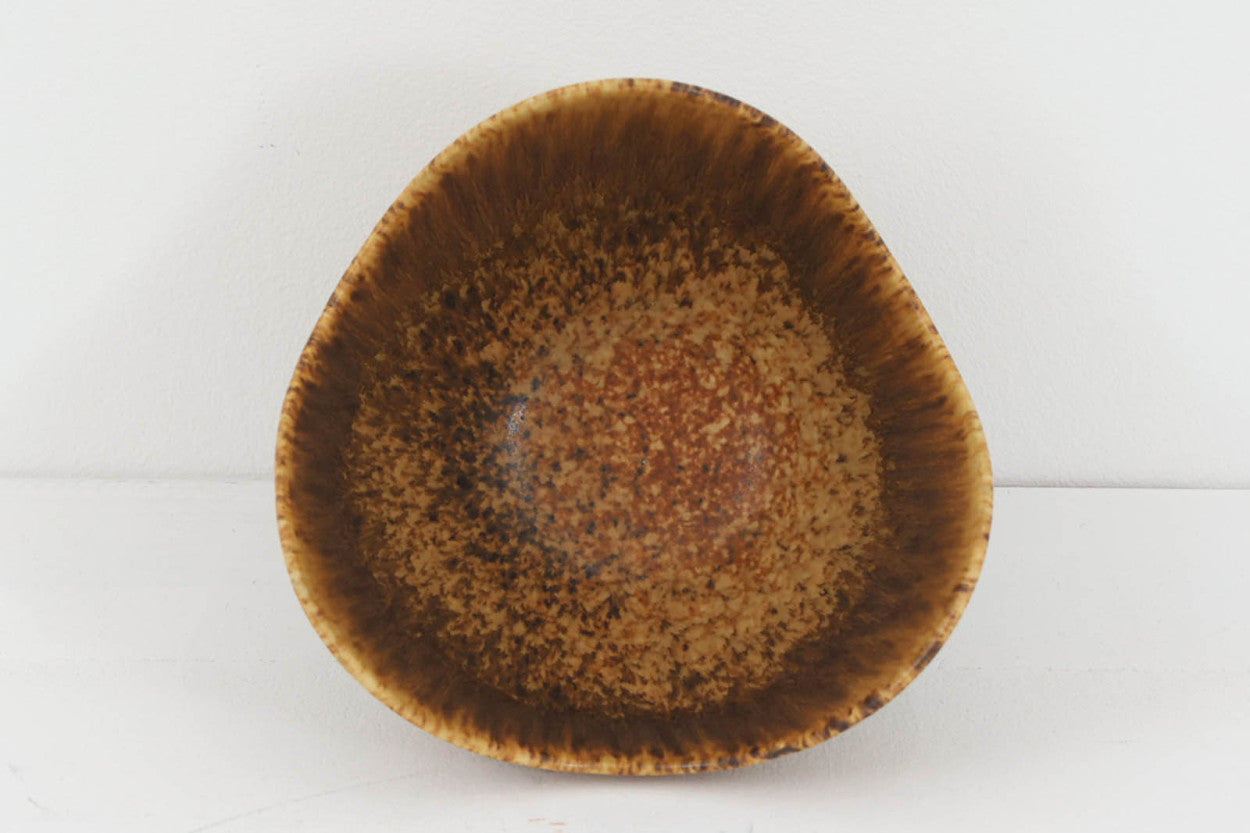 フィンランド人で彫刻家の父と、デンマーク人で陶芸家の母の元に育つGunnarNylundはデンマークで建築を学んだ後、Bing&amp;amp;Grondahl窯、スウェーデンRorstrand窯に就業し、多くの作品を生み出しています。彼の作品は独特な流線型と釉薬が特徴で世界中で重宝されています。