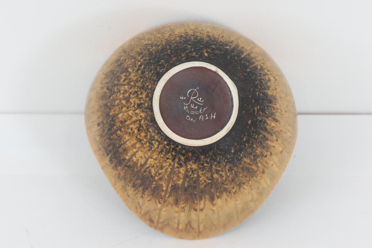 フィンランド人で彫刻家の父と、デンマーク人で陶芸家の母の元に育つGunnarNylundはデンマークで建築を学んだ後、Bing&amp;amp;Grondahl窯、スウェーデンRorstrand窯に就業し、多くの作品を生み出しています。彼の作品は独特な流線型と釉薬が特徴で世界中で重宝されています。