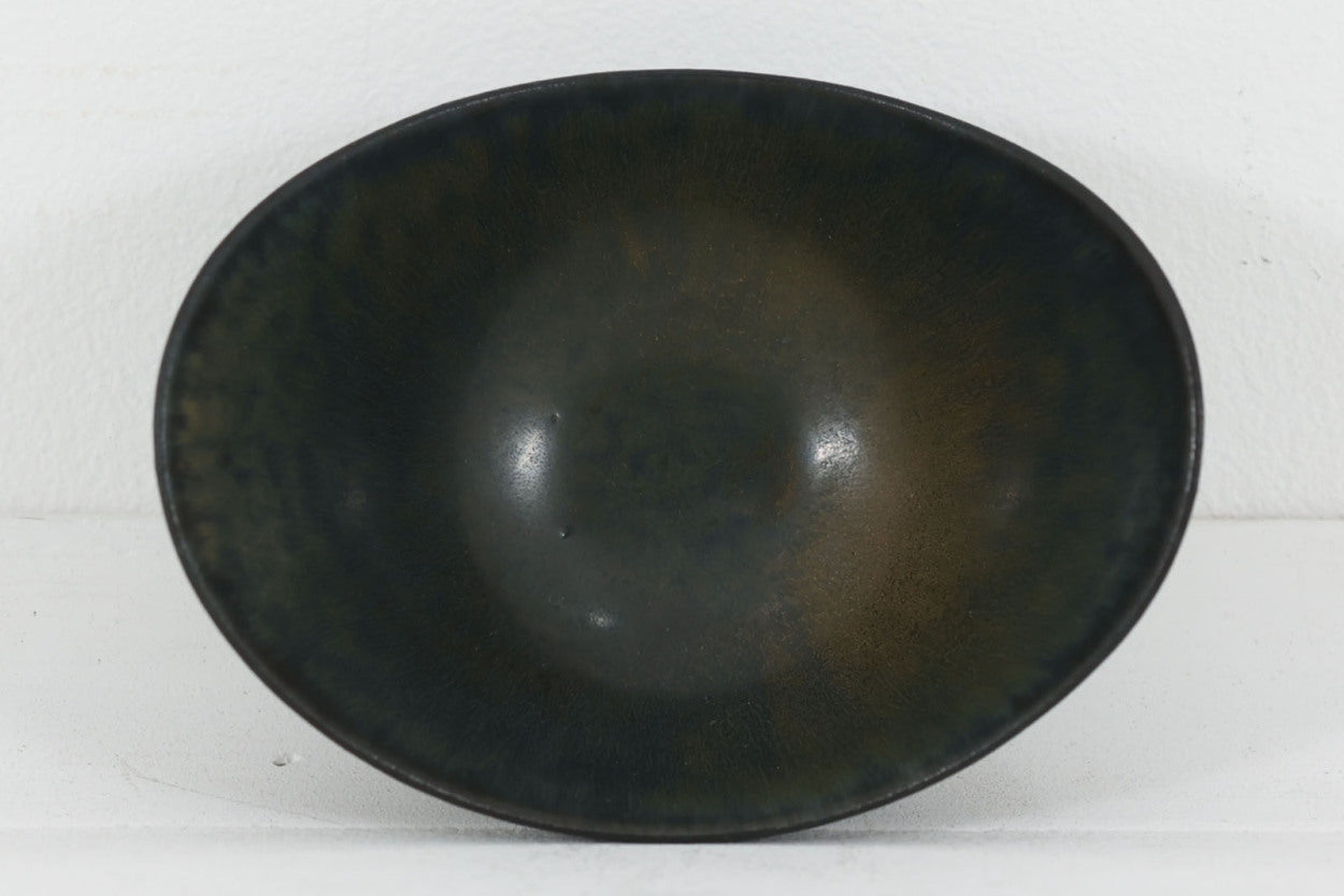 フィンランド人で彫刻家の父と、デンマーク人で陶芸家の母の元に育つGunnarNylundはデンマークで建築を学んだ後、Bing&amp;amp;Grondahl窯、スウェーデンRorstrand窯に就業し、多くの作品を生み出しています。彼の作品は独特な流線型と釉薬が特徴で世界中で重宝されています。AROボウルは彼の最も代表的な作品で、その緩やかな美しいカーブが特徴です。また、さまざまな表情をみせる釉薬がコレクターにも人気がある理由です。