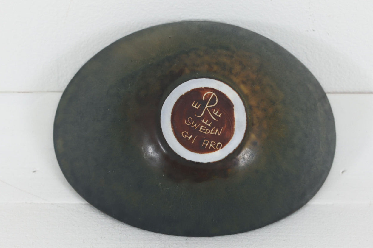 フィンランド人で彫刻家の父と、デンマーク人で陶芸家の母の元に育つGunnarNylundはデンマークで建築を学んだ後、Bing&amp;amp;Grondahl窯、スウェーデンRorstrand窯に就業し、多くの作品を生み出しています。彼の作品は独特な流線型と釉薬が特徴で世界中で重宝されています。AROボウルは彼の最も代表的な作品で、その緩やかな美しいカーブが特徴です。また、さまざまな表情をみせる釉薬がコレクターにも人気がある理由です。