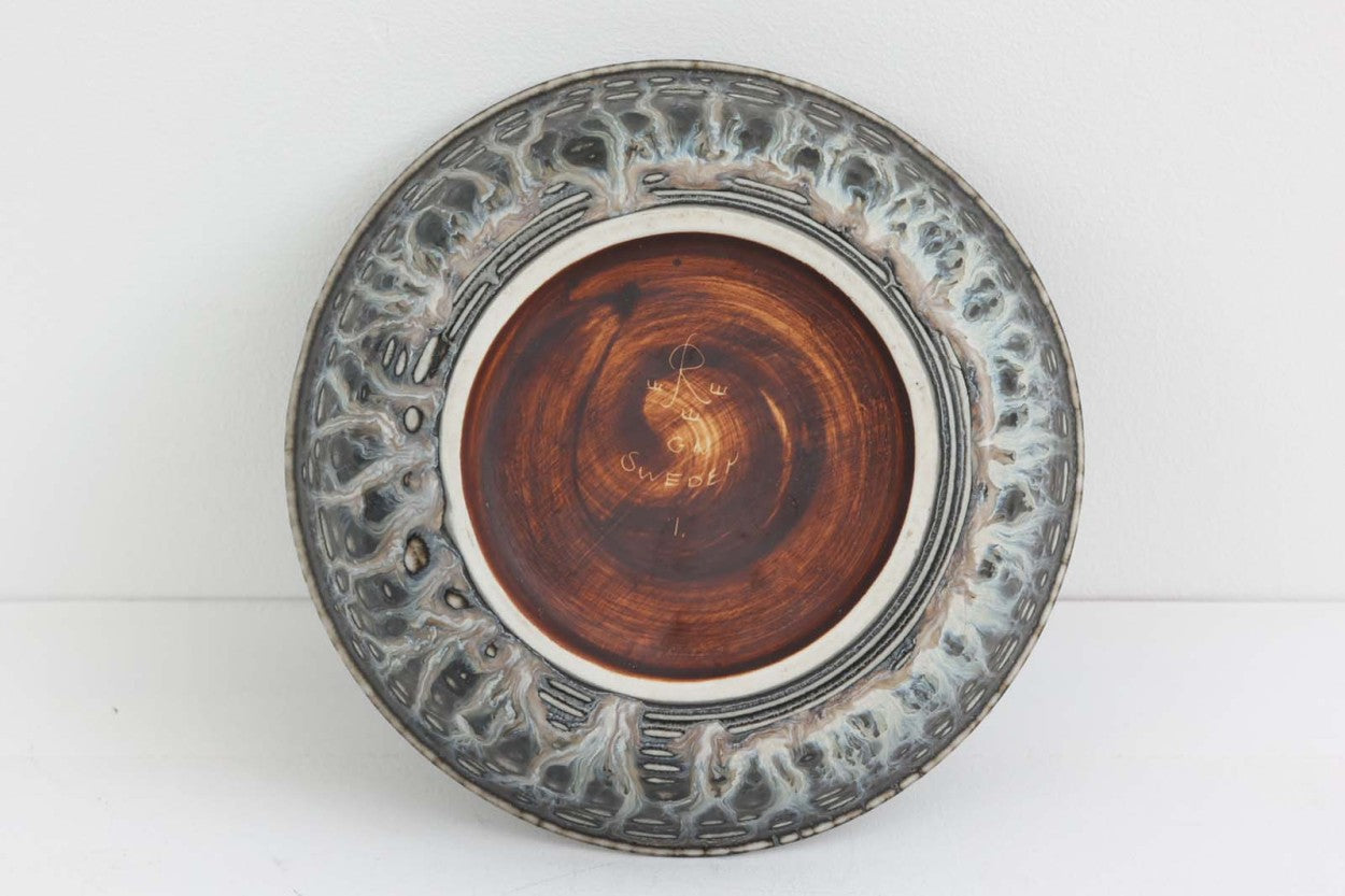 フィンランド人で彫刻家の父と、デンマーク人で陶芸家の母の元に育つGunnarNylundはデンマークで建築を学んだ後、Bing&amp;amp;Grondahl窯、スウェーデンRorstrand窯に就業し、多くの作品を生み出しています。彼の作品は独特な流線型と釉薬が特徴で世界中で重宝されています。