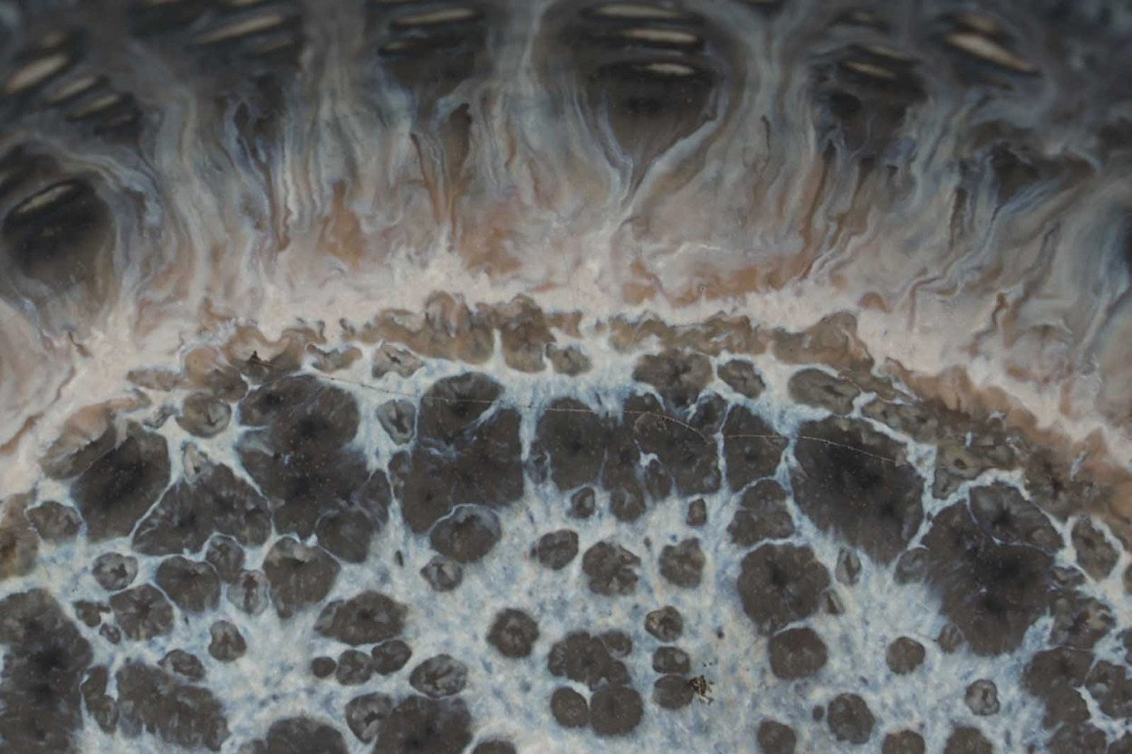 フィンランド人で彫刻家の父と、デンマーク人で陶芸家の母の元に育つGunnarNylundはデンマークで建築を学んだ後、Bing&amp;amp;Grondahl窯、スウェーデンRorstrand窯に就業し、多くの作品を生み出しています。彼の作品は独特な流線型と釉薬が特徴で世界中で重宝されています。