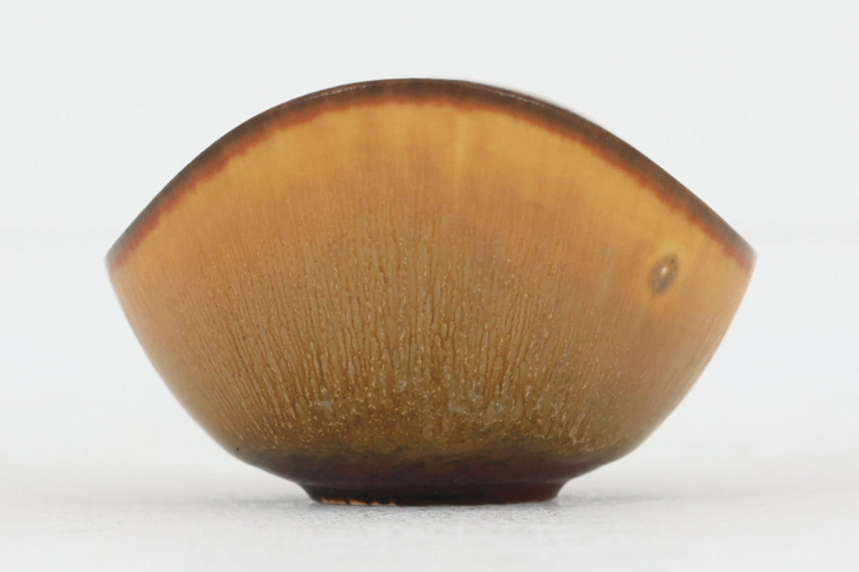 フィンランド人で彫刻家の父と、デンマーク人で陶芸家の母の元に育つGunnarNylundはデンマークで建築を学んだ後、Bing&amp;amp;Grondahl窯、スウェーデンRorstrand窯に就業し、多くの作品を生み出しています。彼の作品は独特な流線型と釉薬が特徴で世界中で重宝されています。AROボウルは彼の最も代表的な作品で、その緩やかな美しいカーブが特徴です。また、さまざまな表情をみせる釉薬がコレクターにも人気がある理由です。