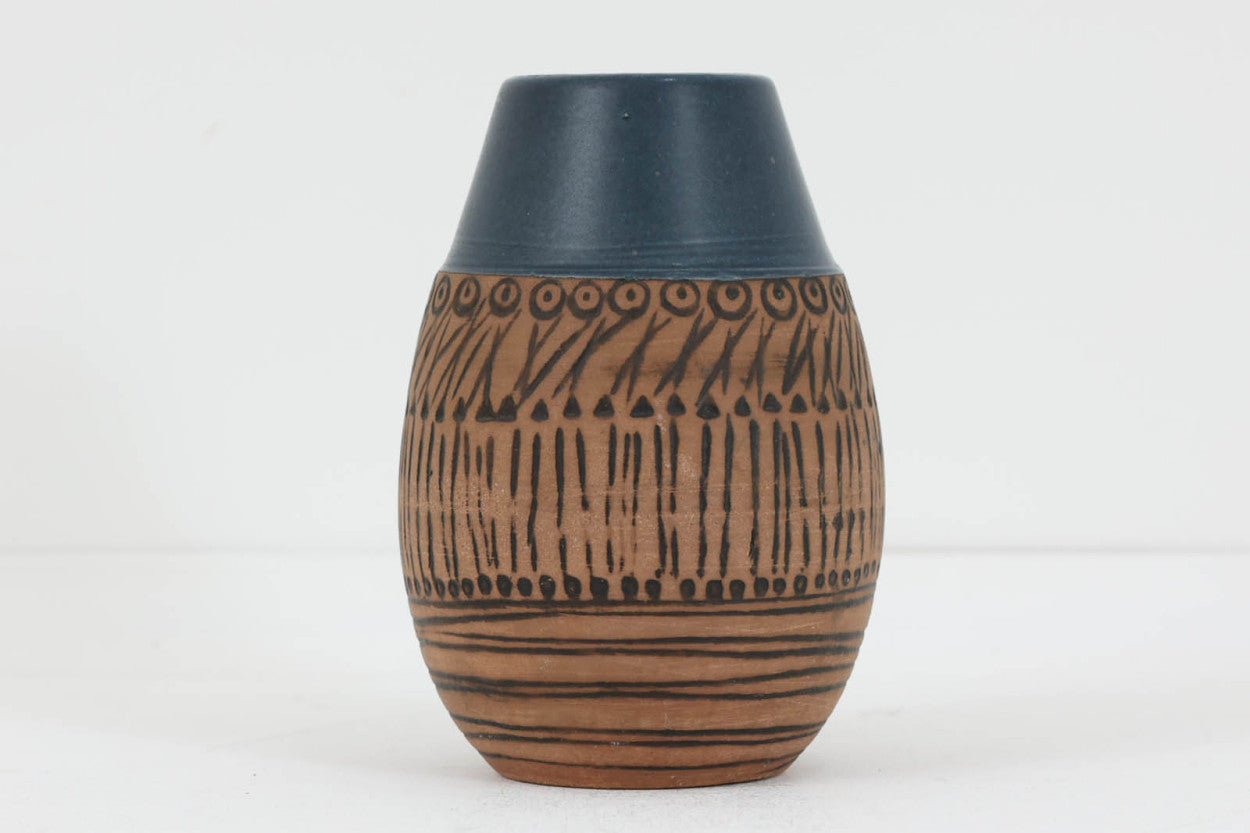 LisaLarsonのGranadaシリーズのフラワーベースです。丸みのある形が目を引くお品。オブジェとしてももちろんですが、実際に使用されるのをおすすめします。