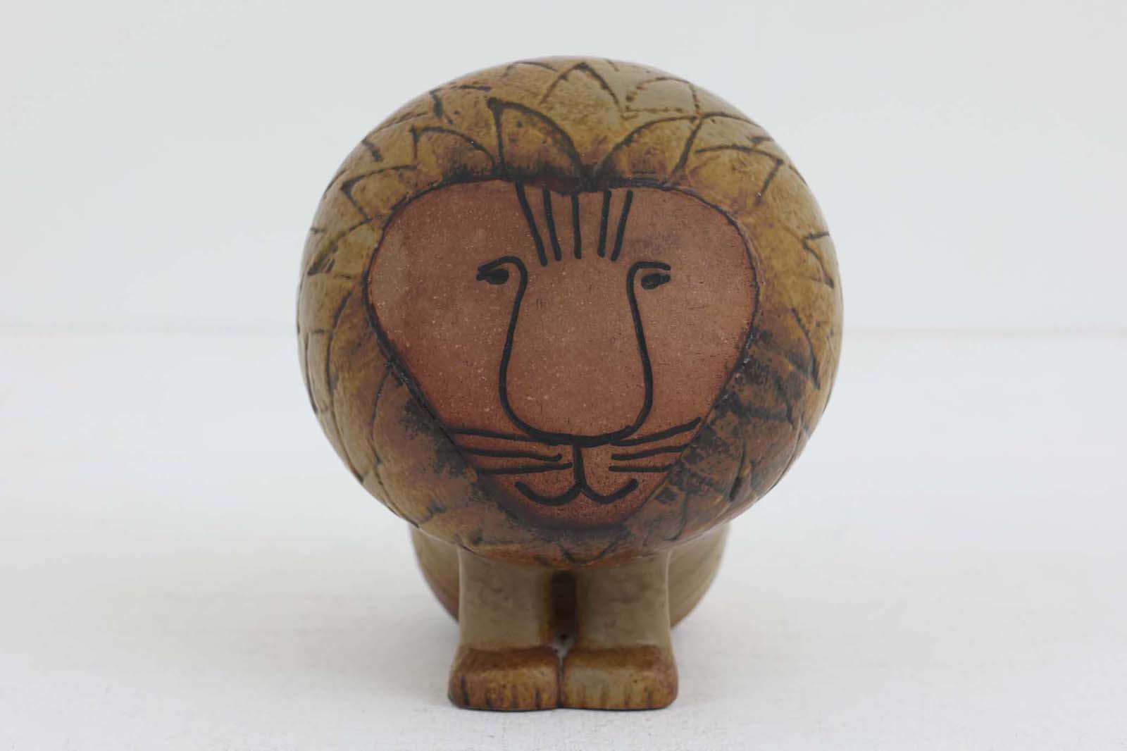 LisaLarsonのAFRIKAシリーズのLejonstort、ライオンです。リサラーソン代表作といえばこちらのライオンです。こちらのライオンの初期の製造は1965年。置物としてちょうどいい大きさと愛らしい表情が非常に人気である理由です。こちらのモデルは現在復刻されていますが、ビンテージ品は彼女がGUSTAVSBERGに在籍していたときの製品になり、材質から質感まで異なるものとなります。