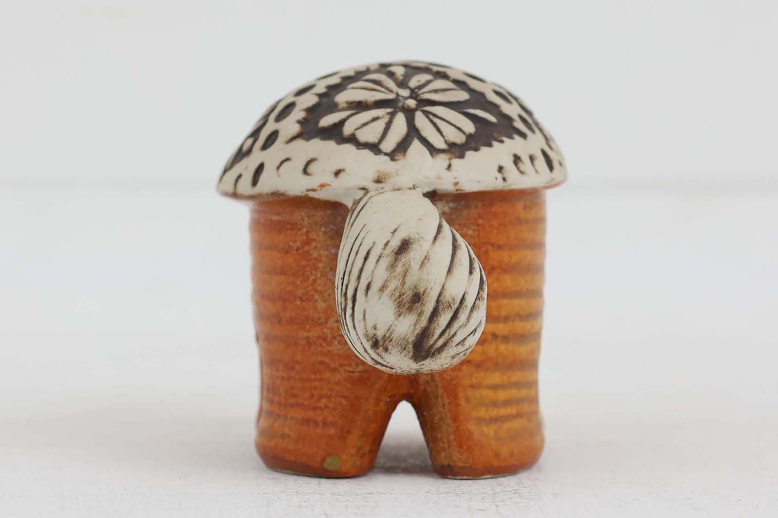 リサラーソンデザイン、グスタフスベリ社製（スウェーデン）1971-1977年製造のJURAシリーズのSkoldpaddaです。きょとんとした表情がなんとも愛らしいカメです。甲羅や尾には釉薬を使わなかったりと釉薬の使い方もリサ独特の良さが出ているお品です。