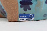 LisaLarsonのUNGARシリーズ。ラーソンの子供という意味のこのシリーズは、子供たちをモチーフにして作られた作品です。お団子のヘアスタイルにティーカップにすっぽりと座っている姿が愛らしく、ヴィンテージならではの温かみがある作品です。1962年から1979年にかけて製造された作品です。