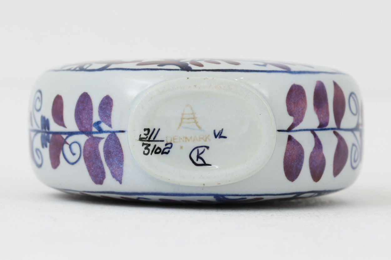 ロイヤルコペンハーゲン社製、KariChristensenに絵付けされたTeneraのフラワーベースです。柔らかい淡いブルーが明るく美しいベースです。