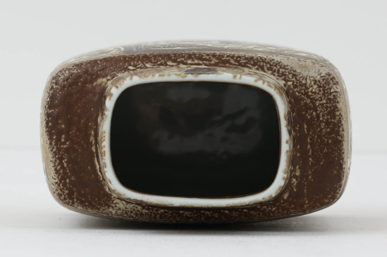 ロイヤルコペンハーゲン社製、NilsThorssonに絵付けされたBACAのフラワーベースです。