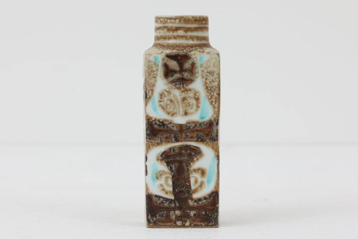 ロイヤルコペンハーゲン社製、BACAシリーズの小さなフラワーベースです。