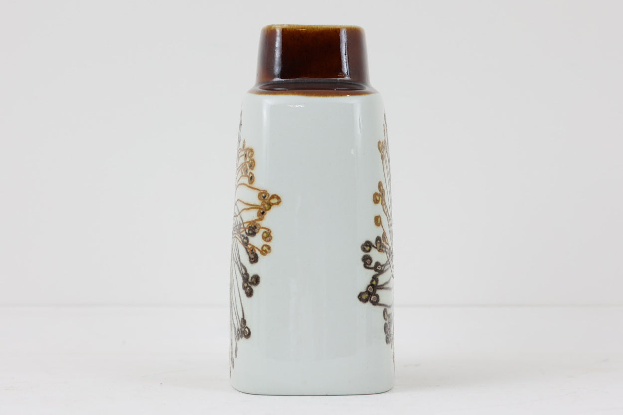 ロイヤルコペンハーゲン社製、ellenmalmerに絵付けされたBACAのフラワーベースです。