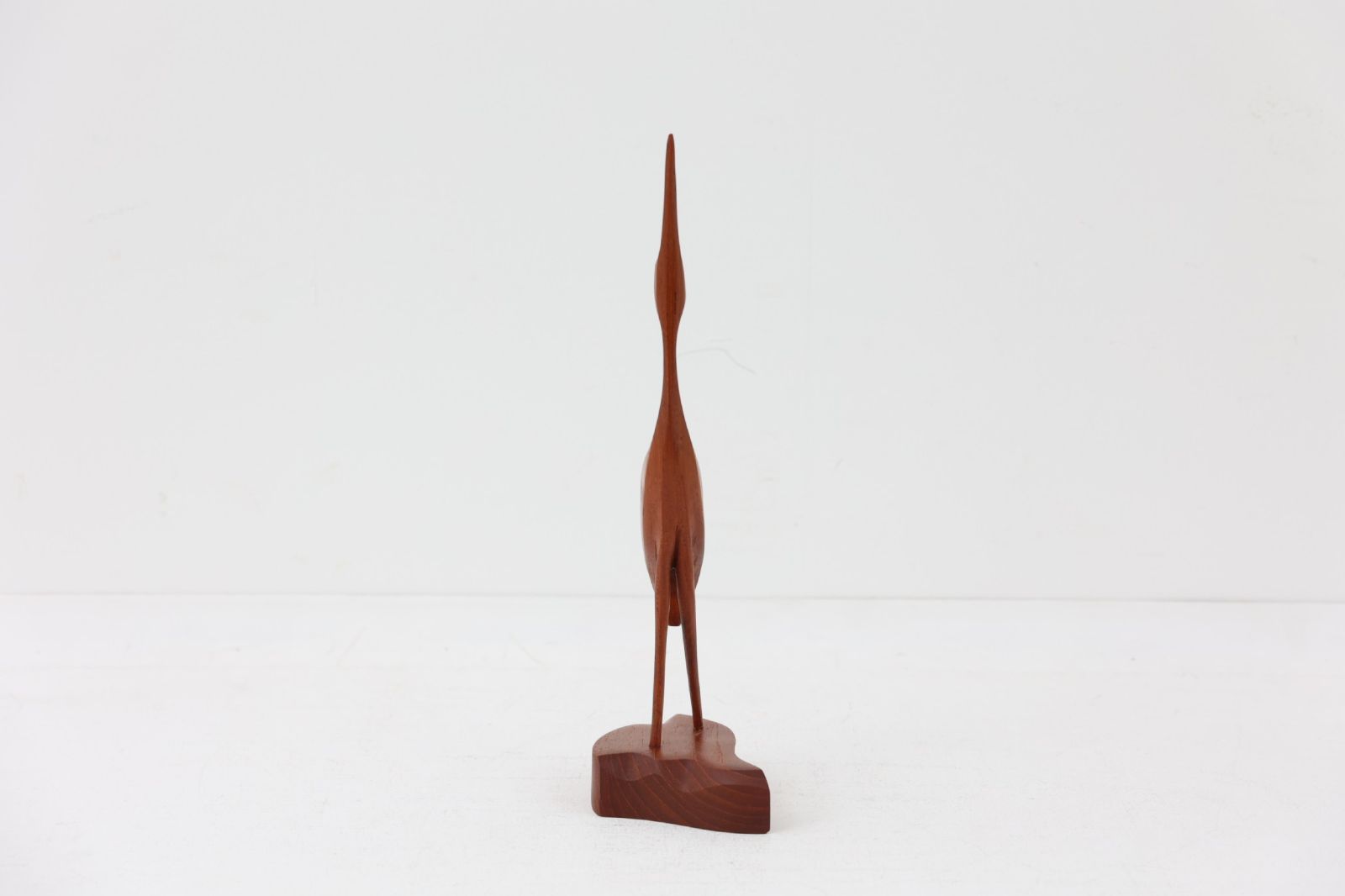 北欧より買い付けたチーク材のオブジェです。北欧では60年代頃にこういったアートピースがTVオブジェ（TVの台に置く置物）として非常に人気がありました。その中でも鳥などをモチーフにした多くの芸術製品が現在にも残っています。こちらは珍しい小さなものとなります。現在ではタイ国などで製造された似たような製品も北欧で出回っていますが、こちらは当時オリジナル品です。