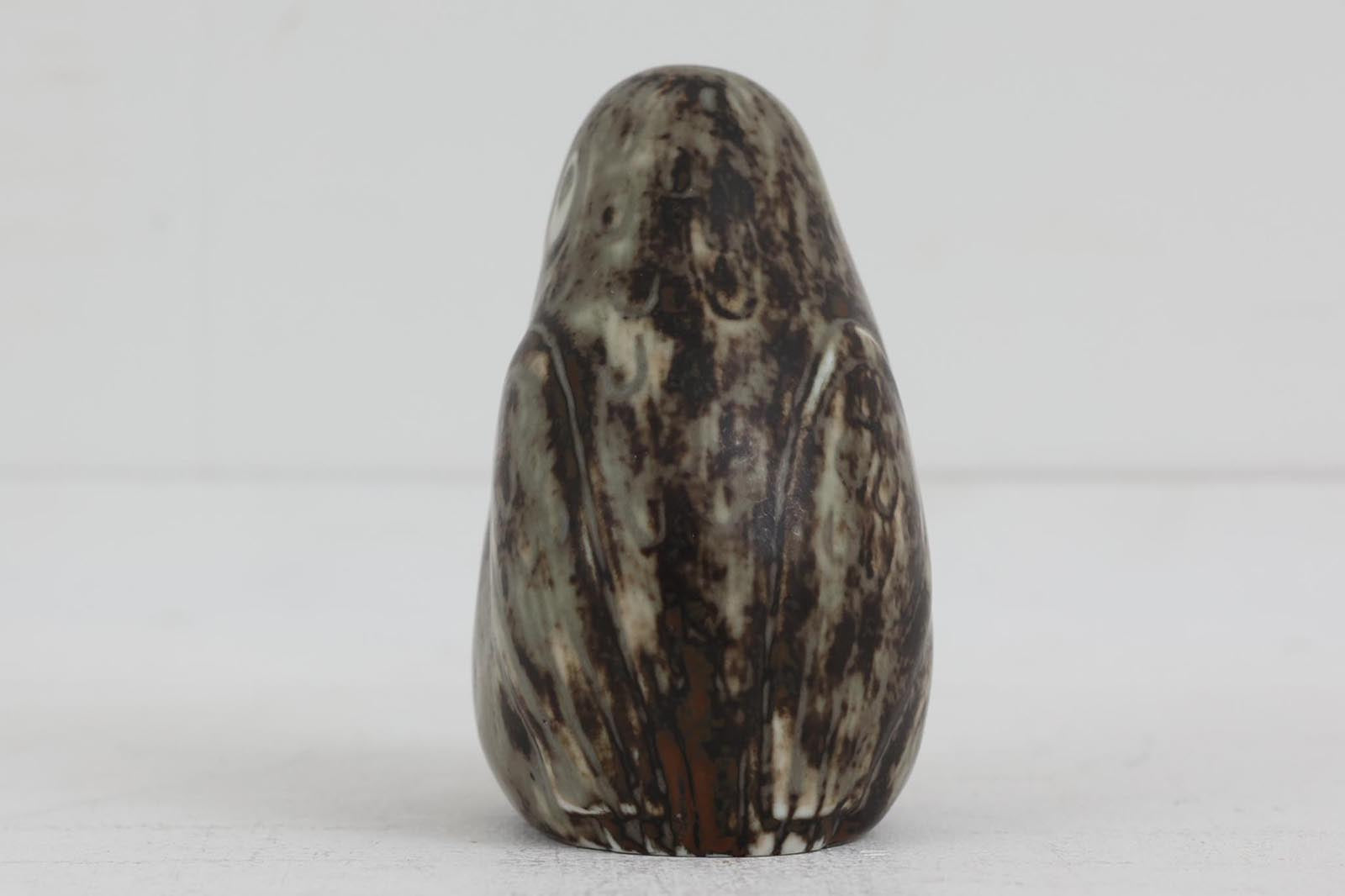 フィンランド人で彫刻家の父と、デンマーク人で陶芸家の母の元に育つGunnarNylundはデンマークで建築を学んだ後、Bing&amp;amp;Grondahl窯、スウェーデンRorstrand窯に就業し、多くの作品を生み出しています。彼の作品は独特な流線型と釉薬が特徴で世界中で重宝されています。