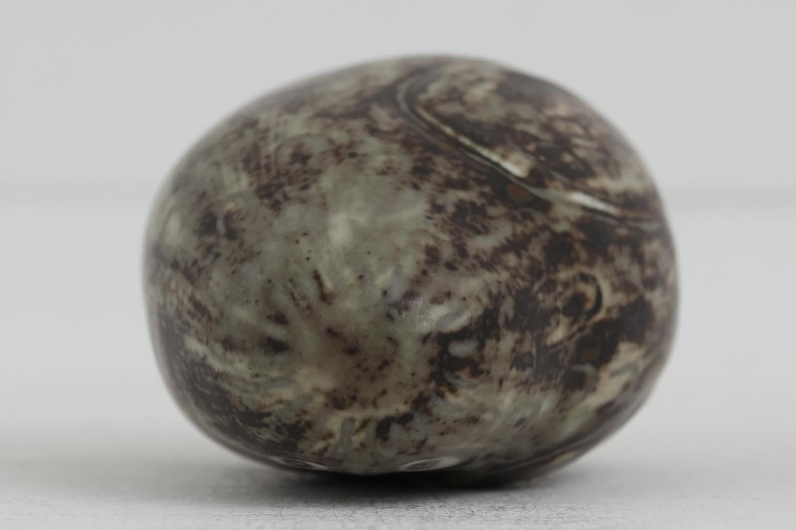 フィンランド人で彫刻家の父と、デンマーク人で陶芸家の母の元に育つGunnarNylundはデンマークで建築を学んだ後、Bing&amp;amp;Grondahl窯、スウェーデンRorstrand窯に就業し、多くの作品を生み出しています。彼の作品は独特な流線型と釉薬が特徴で世界中で重宝されています。