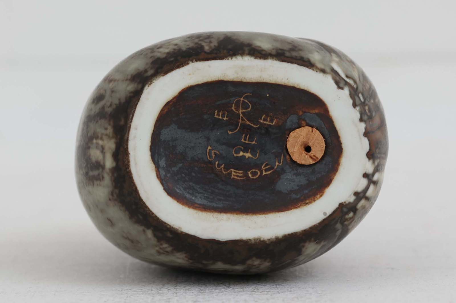 フィンランド人で彫刻家の父と、デンマーク人で陶芸家の母の元に育つGunnarNylundはデンマークで建築を学んだ後、Bing&amp;amp;Grondahl窯、スウェーデンRorstrand窯に就業し、多くの作品を生み出しています。彼の作品は独特な流線型と釉薬が特徴で世界中で重宝されています。