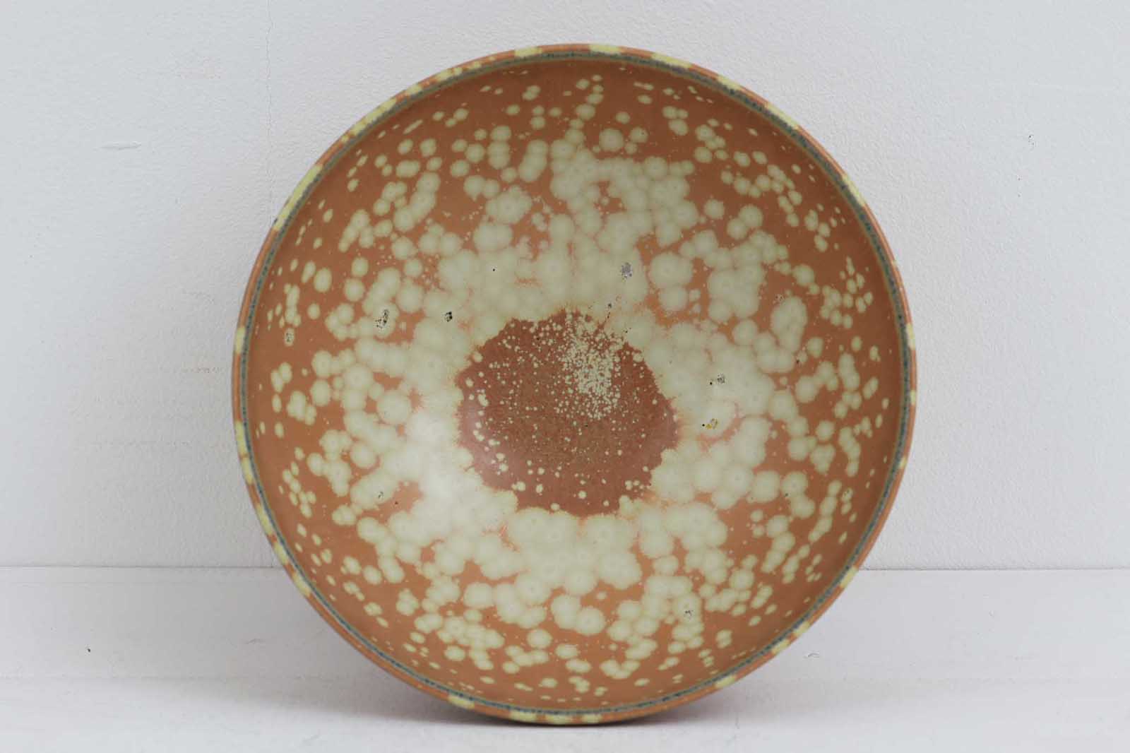 フィンランド人で彫刻家の父と、デンマーク人で陶芸家の母の元に育つGunnarNylundはデンマークで建築を学んだ後、Bing&amp;amp;Grondahl窯、スウェーデンRorstrand窯に就業し、多くの作品を生み出しています。彼の作品は独特な流線型と釉薬が特徴で世界中で重宝されています。