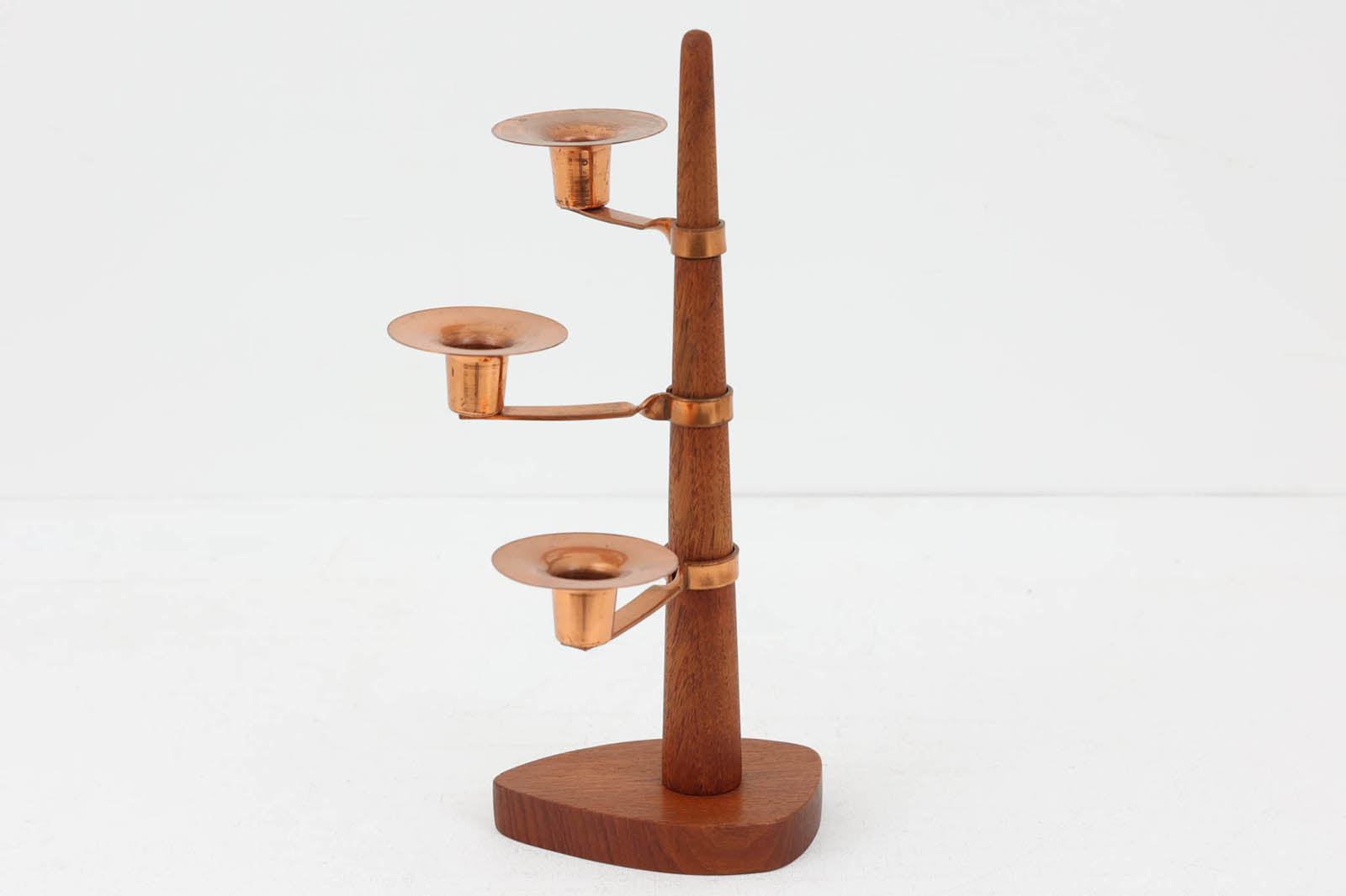 チーク無垢材のキャンドルホルダーです。ツリー型でキャンドルホルダーは回転可動します。チーク材とコッパーカラーが美しいお品です。