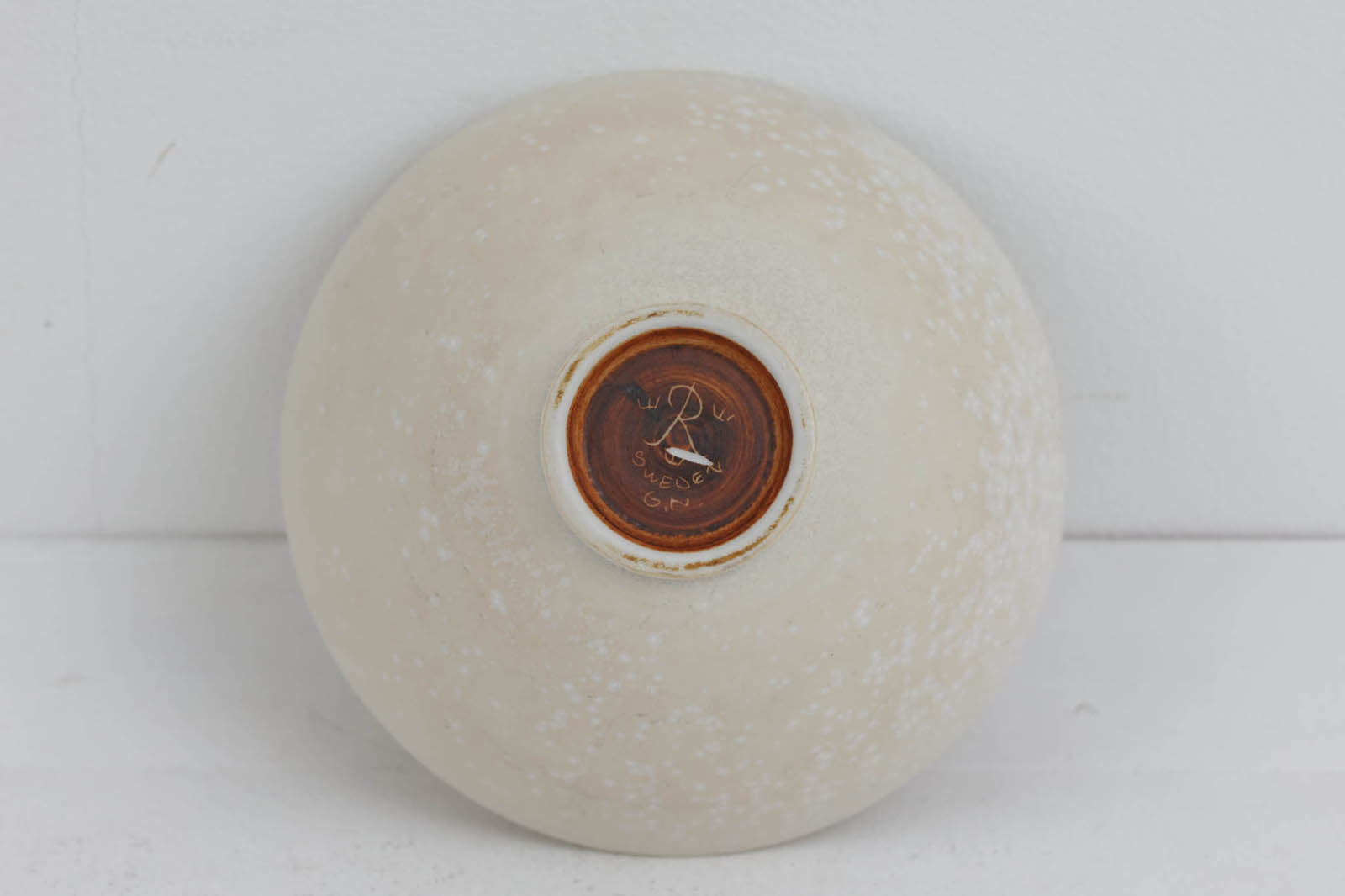 フィンランド人で彫刻家の父と、デンマーク人で陶芸家の母の元に育つGunnarNylundはデンマークで建築を学んだ後、Bing&amp;amp;Grondahl窯、スウェーデンRorstrand窯に就業し、多くの作品を生み出しています。彼の作品は独特な流線型と釉薬が特徴で世界中で重宝されています。