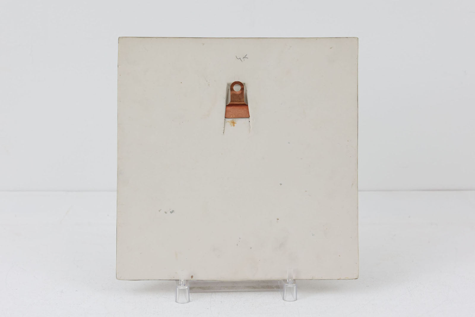 LisaLarsonの陶板の中でも代表的なシリーズがこのUNIKシリーズです。1967年から1986年にかけて製造され、比較的よく見ることができるシリーズです。シリーズは全部で10枚の柄があり、全て揃えるのもそれほど難しくはありません。そのシリーズの中でもこちらのトリは人気、価格共に高い製品です。