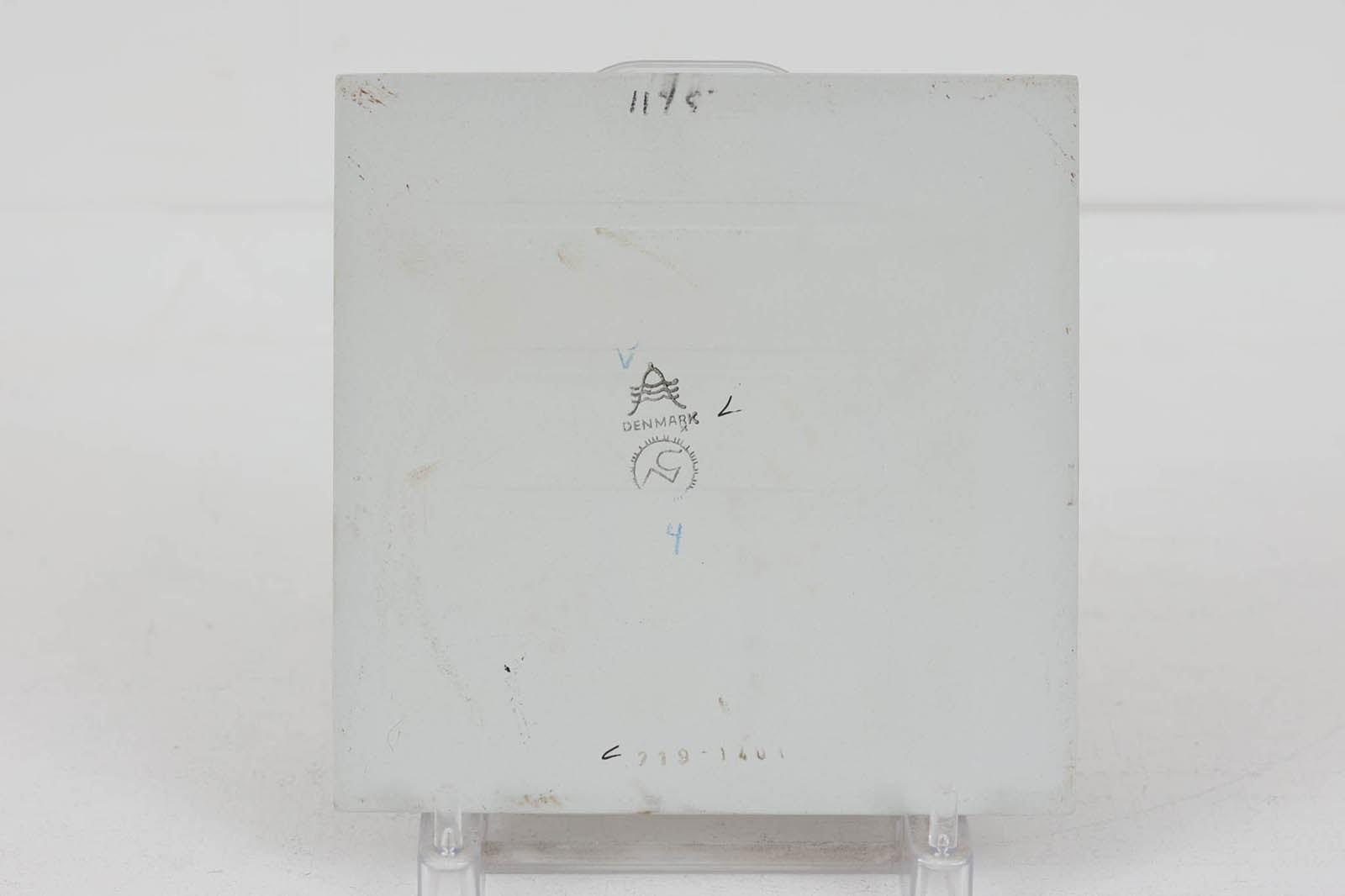 ロイヤルコペンハーゲン社製、NilsThorssonに絵付けされたBACAのタイルプレートです。こちらは希少なアルミニア窯産のものになり1969年頃より前に作られたお品となります。テーブルの天板などにアクセントとして取り付けはもちろん、トレイやウォールプレートなどのインテリアにお勧めです。