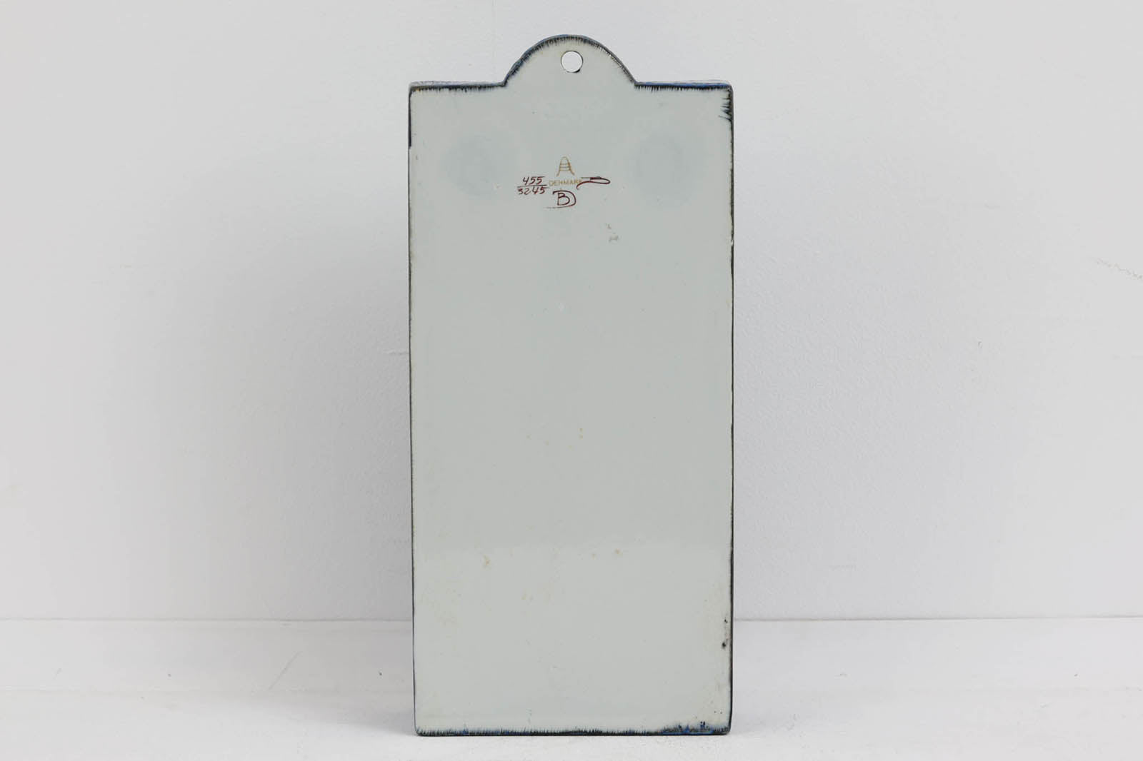 ロイヤルコペンハーゲン社製、BerteJessenデザイン、Teneraシリーズのキャンドルホルダーです。こちらは希少なアルミニア窯産のものになり1969年頃より前に作られたお品となります。