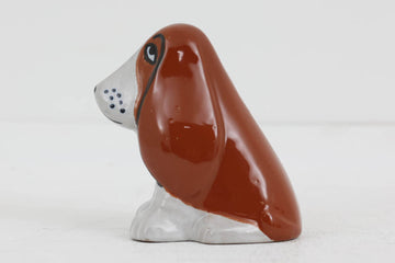 LisaLarsonのバセットハウンド犬です。こちらはスウェーデンではおなじみのおしゃれなデパートAhlens（オレンス）が彼女に依頼したことで製造された限定品です。リサの1954-80年の作品集にも掲載されておらず、少しレアな商品となります。現在別のセラミックスタジオから復刻が出ていますが、それらは表情や釉薬の使い方などが全く異なっています。こちらは当時のオリジナル品となります。